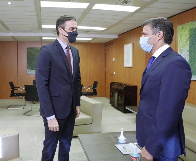 El presidente del Gobierno y secretario general del PSOE, Pedro Sánchez (i), durante su reunión con el opositor venezolano en Leopoldo López