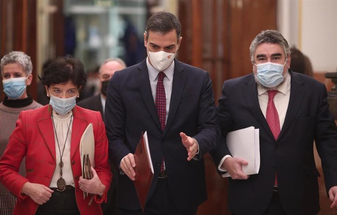 (I-D) La ministra de Educación y FP, Isabel Celaá; el presidente del Gobierno, Pedro Sánchez; y el ministro de Cultura y Deportes, José Manuel Rodríguez Uribes