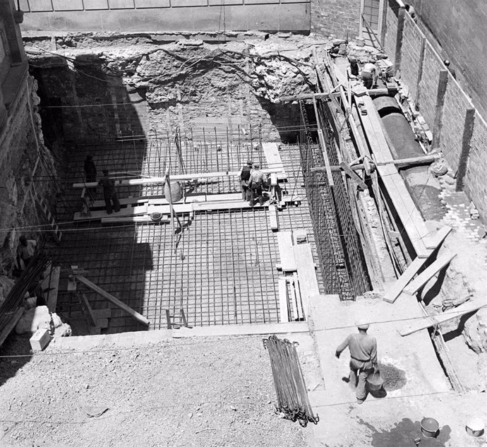 Momento de la construcción, en 1937, del refugio antiaéreo descubierto en 2018 por la Generalitat