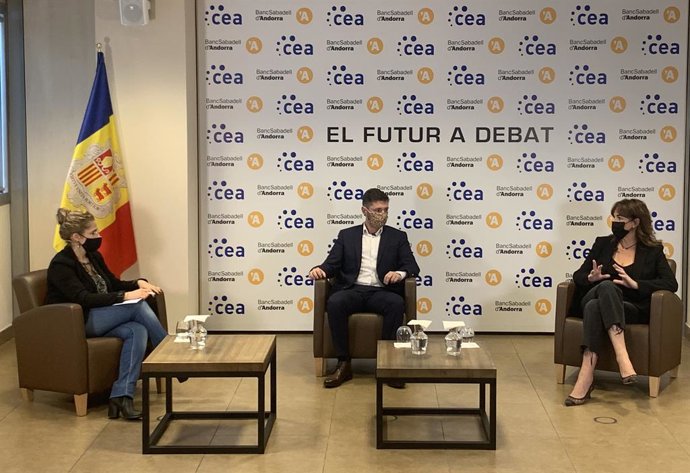 La periodista Noemí Rodríguez, Marc Saladie, fundador de Replayers, i Snia Yebra, directora general de Gallery.