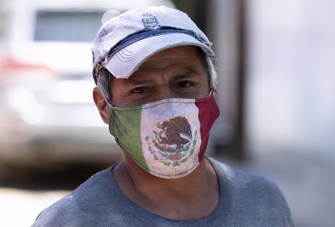 Un hombre con una mascarilla con la bandera de México en Ciudad de México. 