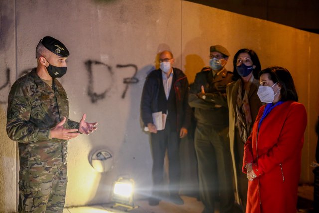 La ministra de Defensa, Margarita Robles, visita al personal de las Fuerzas Armadas responsable de las labores de desinfección en el Centro de Mayores Príncipe de Asturias en Ciudad Lineal, en Madrid (España), a 27 de octubre de 2020.