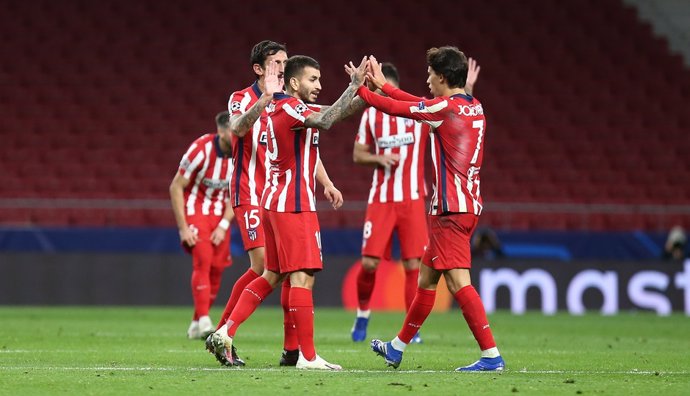 Joao Felix celebra con Correa y sus compañeros uno de sus goles con el Atlético ante el Salzburgo en la Liga de Campeones 2020-2021
