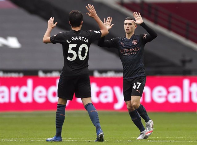 Phil Foden y Eric García celebran un gol del City