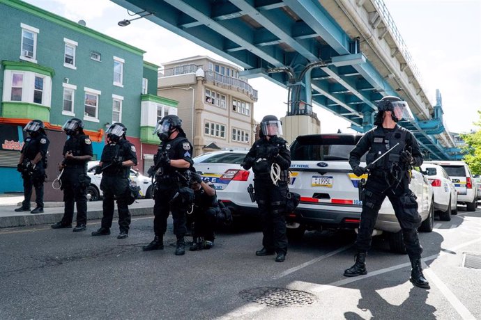 Un grupo de policías durante un operativo desplegado durante las protestas celebradas en Filadelfia en mayo de 2020 por la muerte de George Floyd.