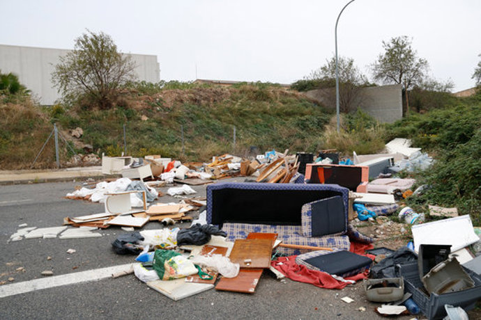 Pla obert d'una zona plena de deixalles i andrmines que ha esdevingut un petit abocador en un carrer sense sortida al polígon de Valls. Imatge del 27 d'octubre del 2020. (Horitzontal)