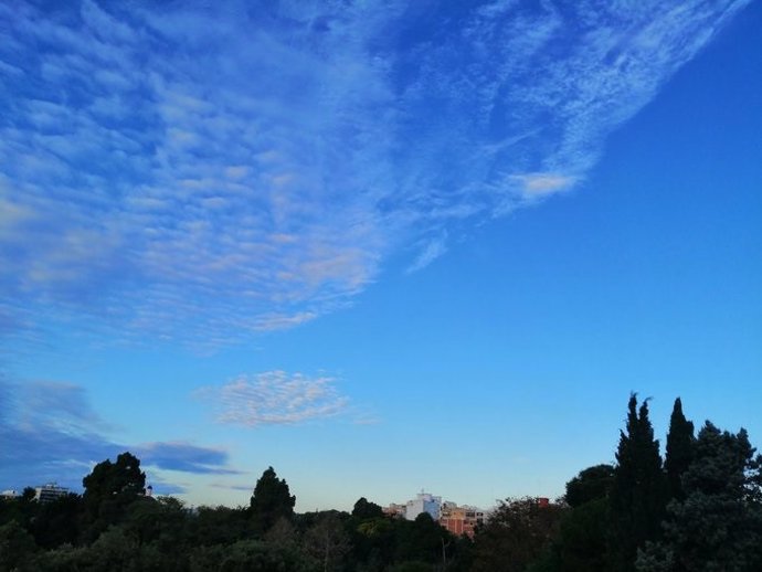 Cielo azul intenso en Valncia