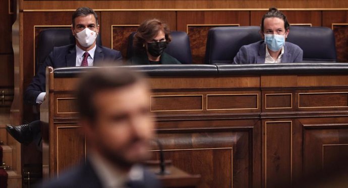 El presidente del Gobierno, Pedro Sánchez, durante la intervención del presidente del PP, Pablo Casado, en la segunda sesión del pleno en el que se debate la moción de censura planteada por Vox, en el Congreso. Madrid (España), a 22 de octubre de 2020.
