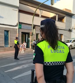 Agentes de la Policía Local de Jaén regulan el tráfico.