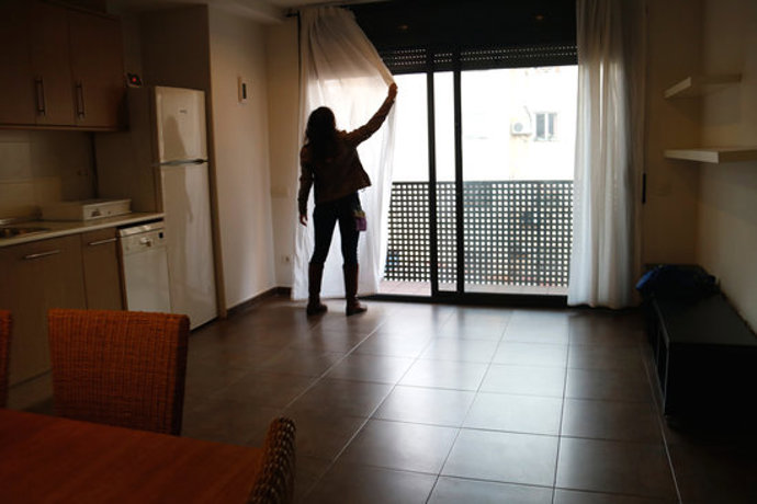 Pla general del menjador d'un dels apartaments al Poble-Sec.  Imatge del 27/10/2020 (horitzontal)