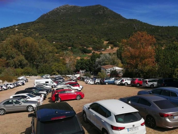 Aparcamiento de Benamahoma el pasado 11 de octubre por el puente del Pilar