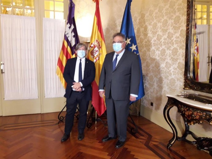 El presidente del Parlament, Vicen Thomas, ha recibido en audiencia al fiscal superior de Baleares, Bartomeu Barceló.