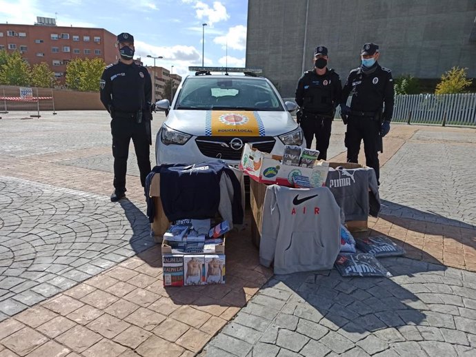 Agentes de la Policía Local de Mérida incautan en el mercadillo productos falsificados