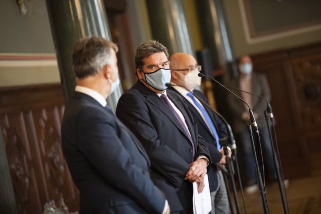 El presidente de Gobierno de Canarias, Ángel Víctor Torres; el ministro de Seguridad Social, José Luis Escrivá; y el presidente del Cabildo de Gran Canaria, Antonio Morales, en Las Palmas de Gran Canaria, Canarias (España), a 9 de 2020.