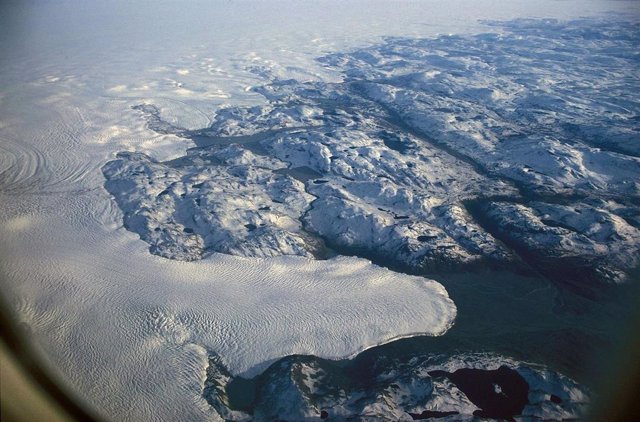 Una vista aérea de la capa de hielo de Groenlandia tomada en septiembre de 1992.