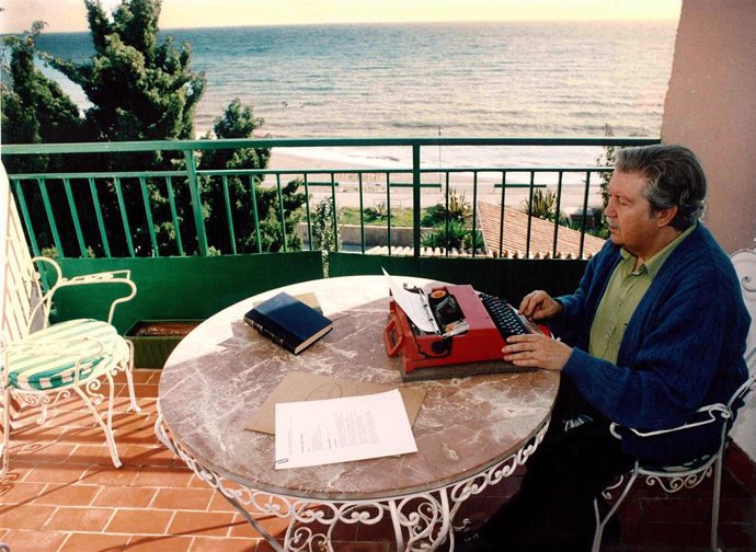 El escritor y articulista Manuel Alcántara en su casa del Rincón de la Victoria (1996)