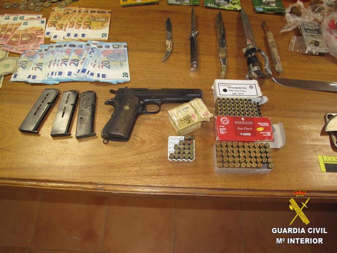 Objetos incautados por la Guardia Civil tras la desarticulación de un punto de droga en Ocaña