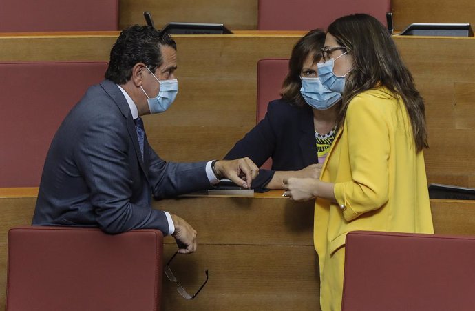 (I-D) El Vicepresident segon de les Corts Valencianes, Jorge Bellver; la diputada socialista Carmen Martínez; i la diputada de Compromís Aitana Mas, parlen durant una sessió ordinria en Els Corts