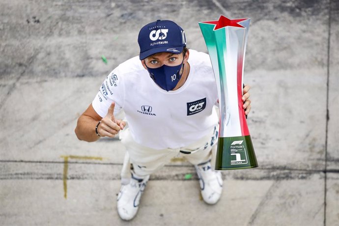 Pierre Gasly con su trofeo de ganador del Gran Premio de Italia 2020