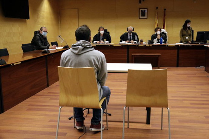 D'esquenes, el condemnat per una agressió sexual a Palafrugell. Foto del judici del 28 d'octubre del 2020 (horitzontal)
