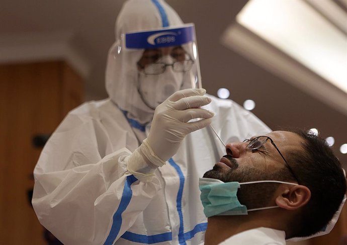 Un doctor realitza una prova de coronavirus a un home al Líban