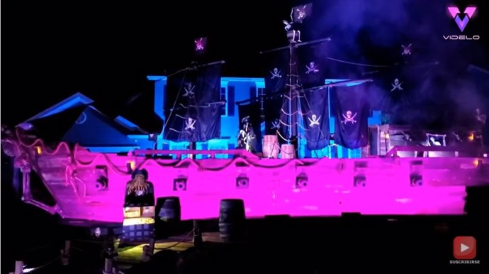 Un padre recrea un barco pirata de 15 metros para complacer a sus hijas por Halloween
