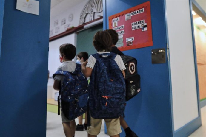 Niños en el hall de un colegio privado en Madrid