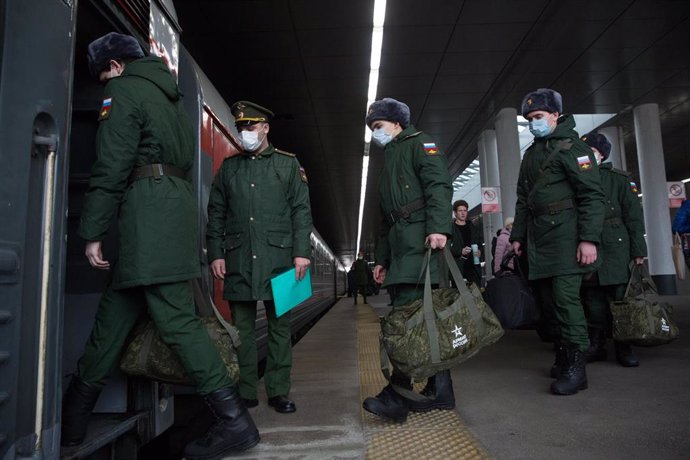 Reclutas del Ejército ruso subiendo a tren en San Petersburgo