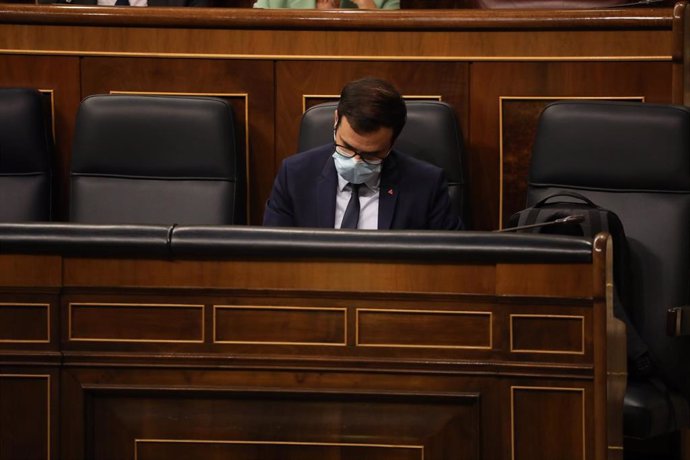 El ministro de Consumo, Alberto Garzón, durante una sesión plenaria en el Congreso de los Diputados, en Madrid, (España), a 15 de octubre de 2020. Esta sesión se centrará, entre otras cuestiones, en explicar el estado de alarma decretado en Madrid por l
