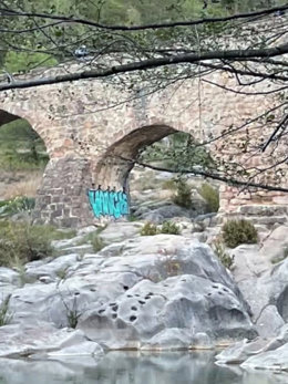 Pla general del pont de Pedret, al Bergued, amb la pintura sota una de les voltes. Imatge del 28 d'octubre del 2020. (Horitzontal)