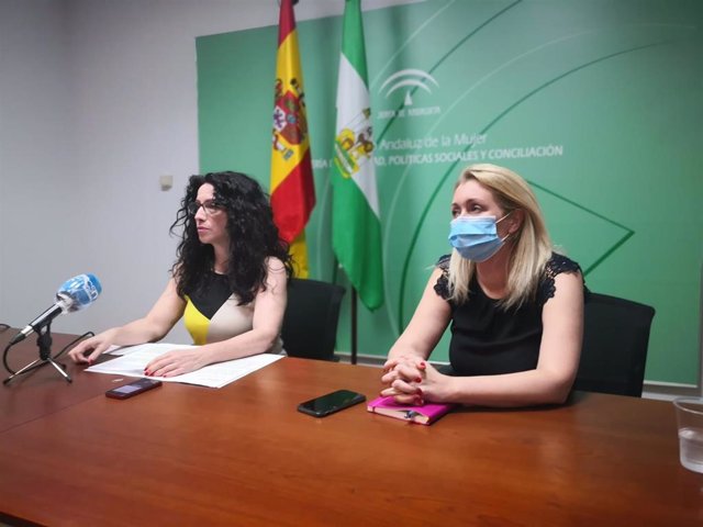 La consejera de Igualdad, Rocío Ruiz, junto a la directora del IAM, Laura Fernández, en una imagen de archivo