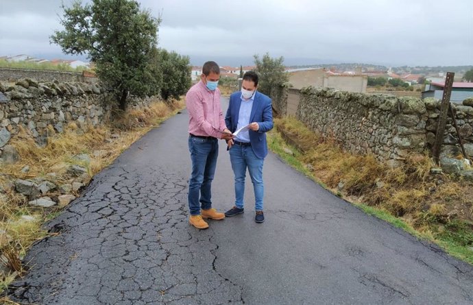 El delegado de Infraestructuras Rurales de la Diputación de Córdoba, Manuel Olmo (dcha.), en su visita a Conquista
