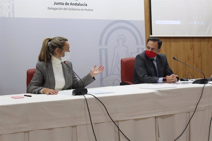 La delegada de la Junta de Andalucía en Huelva, Bella Verano, y el responsable de la filial de distribución de Endesa en Andalucía Oeste y Extremadura (e-distribución), Fernando Diz-Lois, durante la presentación de la campaña.