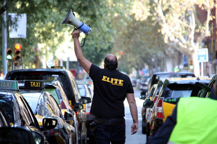 Pla mitj de la concentració de taxistes davant la Conselleria de Territori i Sostenibilitat. Imatge del 28 d'octubre de 2020. (Horitzontal)