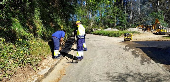 Obras de asfaltado para detectar lindano en O Contrasto. Abril 2018.