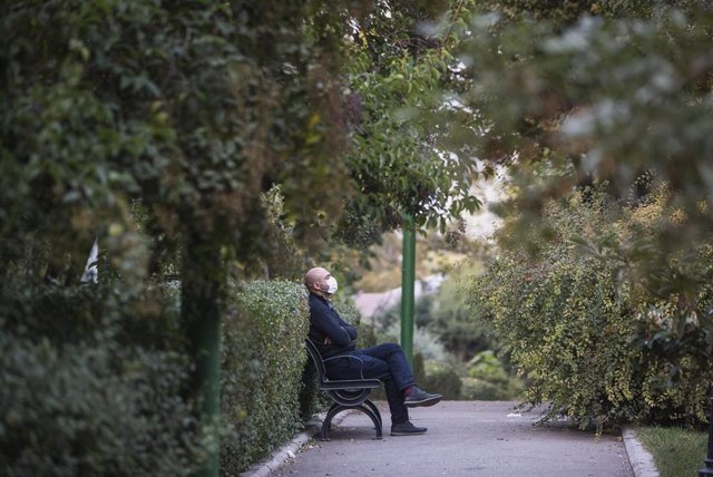 Un hombre con mascarilla en un parque de Teherán