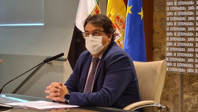 El consejero de Sanidad, José María Vergeles, en rueda de prensa en Mérida