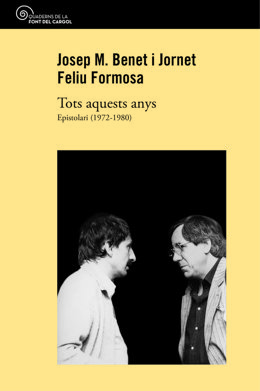 Portada del volum 'Tots aquests anys, epistolari 1972-1980', l'intercanvi epistolar entre Feliu Formosa i Josep Maria Benet i Jornet, editat per Quaderns de la Font del Cargol (vertical).