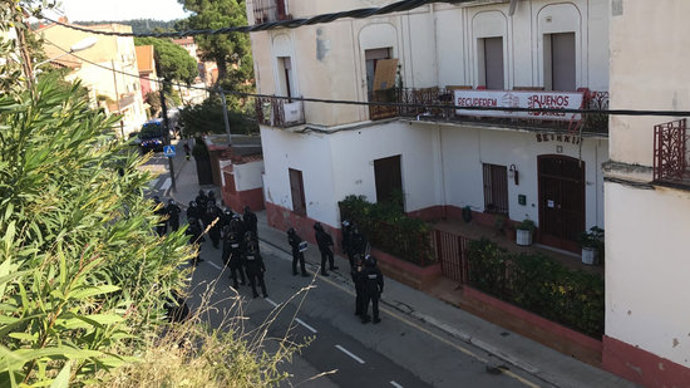 Pla general dels agents a l'exterior de la Casa Buenos Aires. Imatge del 28 d'octubre del 2020.