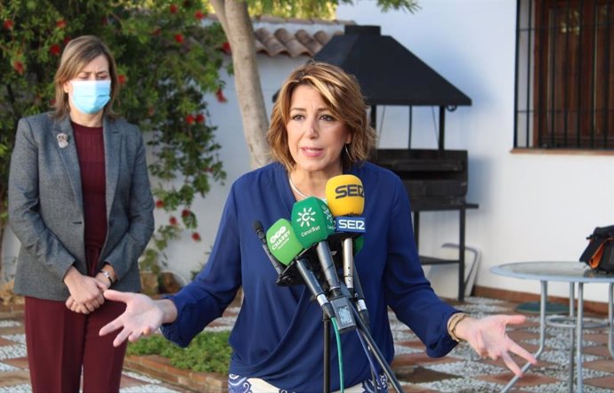 La secretaria general del PSOE de Andalucía, Susana Díaz, atiende a los medios de comunicación en Ronda (Málaga)