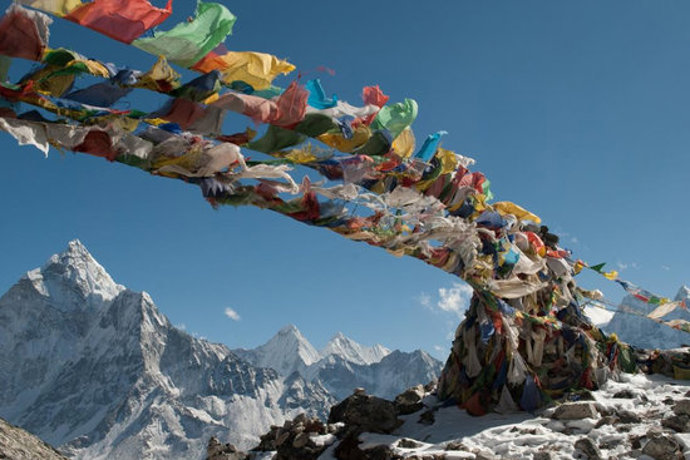 Pla general d'una imatge de cintes volant al Tibet en la promoció de l'espectacle inaugural del festival BBVA de Cinema de Muntanya de Torelló el 28 d'octubre del 2020. (horitzontal)