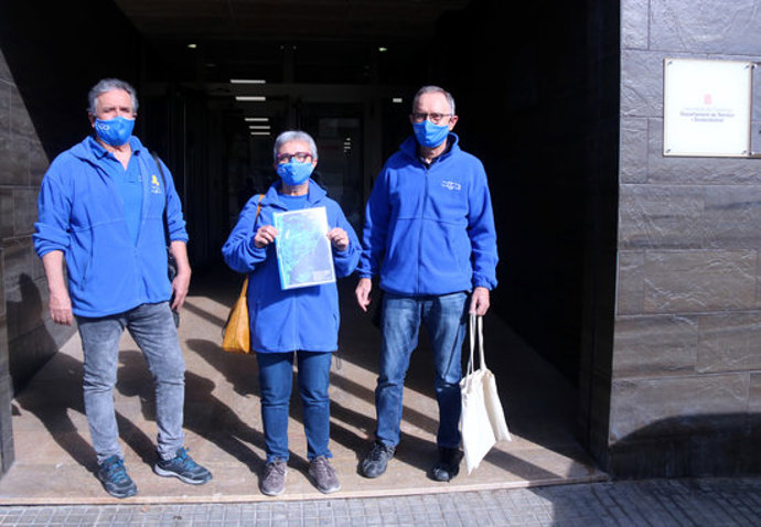 Pla general dels membres de la PDE Josep Franch, Matilde Font i Manolo Toms davant l'oficina de Territori i Sostenibilitat a Amposta per presentar les allegacions a l'ETI del nou Pla de Conca de l'Ebre. Imatge del 28 d'octubre de 2020. (horitzontal)