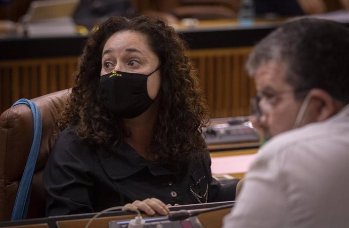 La portavoz parlamenta de Adelante Andalucía, Inmaculada Nieto (i), en una foto de archivo en el Parlamento andaluz.