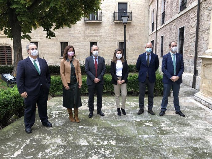 Foto de familia del acto de incorporación de la Consejería a la Cátedra en los jardines del Palacio de Santa Cruz.