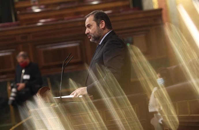 El ministro de Transportes, Movilidad y Agenda Urbana, José Luis Ábalos, interviene durante una sesión plenaria en el Congreso