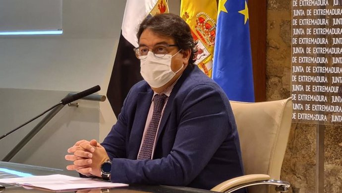 El vicepresidente segundo y consejero de Sanidad, José María Vergeles, en rueda de prensa
