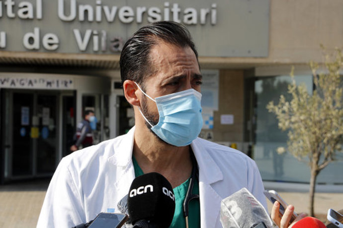 Pla mitj on es pot veure el doctor José Luis Morales, responsable de palnta covid-19 a l'Hospital Arnau de Vilanova de Lleida, atenent als mitjans de comunicació, el 28 d'octubre de 2020. (Horitzontal)