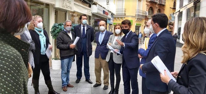 Beltrán Pérez, portavoz del PP, con comerciantes del Centro