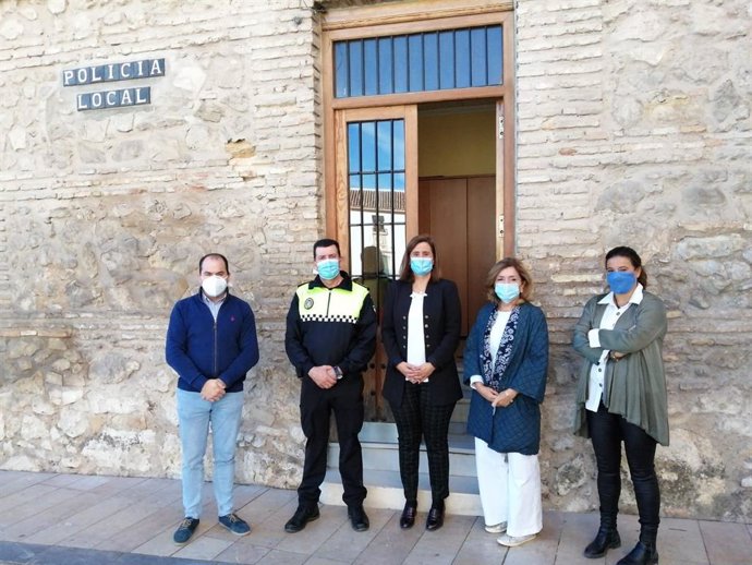 La delegada de Salud y Familias de la Junta de Andalucía en Córdoba, María Jesús Botella (segunda por la dcha.), en su visita a Baena