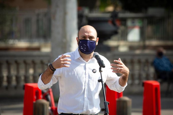 El vicepresidente de mnium Cultural, Marcel Mauri, durante su intervención en un acto convocado por mnium Cultural en el Arc de Triomf de Barcelona para conmemorar el tercer aniversario de la jornada del 1 de octubre, en Barcelona.